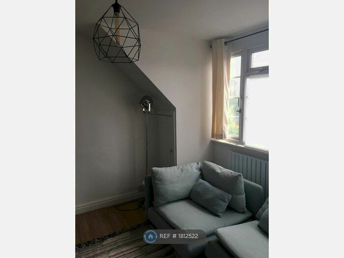 2 Bedroom Flat To Rent In Verdant Court, London, SE6