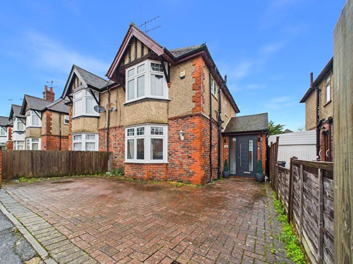 4 Bedroom Semi Detached House For Sale In Drayton Road, Reading, RG30