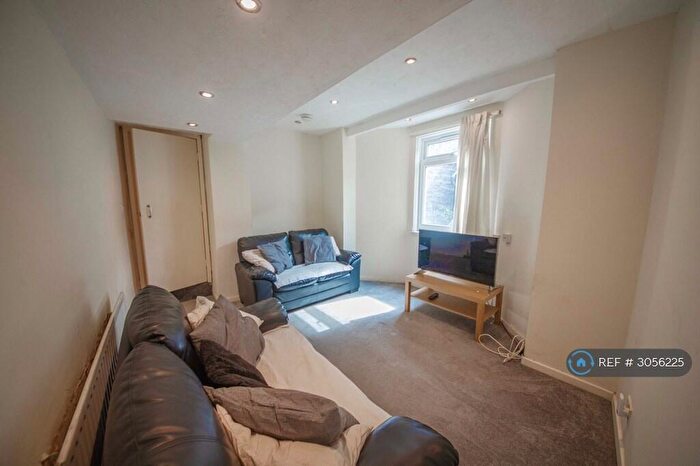 3 Bedroom Flat To Rent In Hyde Park Road, Leeds, LS6