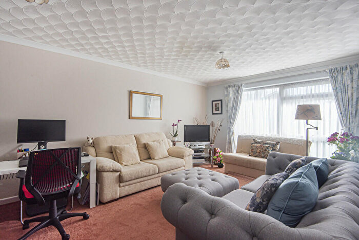 2 Bedroom Apartment For Sale In Claire Gardens, Clanfield, PO8