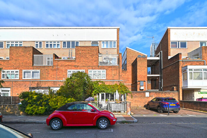 3 Bedroom Flat To Rent In Kingdon House, Canary Wharf, E14