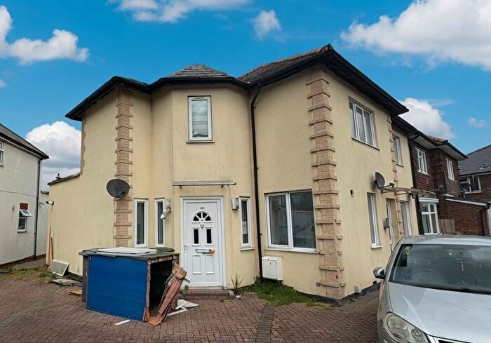 2 Bedroom Flat For Sale In B Central Avenue, Enfield, Middlesex, EN1