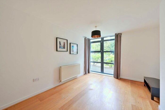 2 Bedroom Flat To Rent In Scott Avenue, West Hill, London, SW15