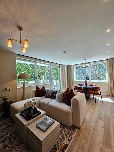 1 Bedroom Flat For Sale In Grove Crescent, Kingston Upon Thames, KT1