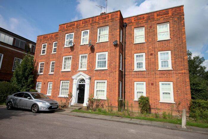 2 Bedroom Flat To Rent In Riverbank, Winchmore Hill, N21