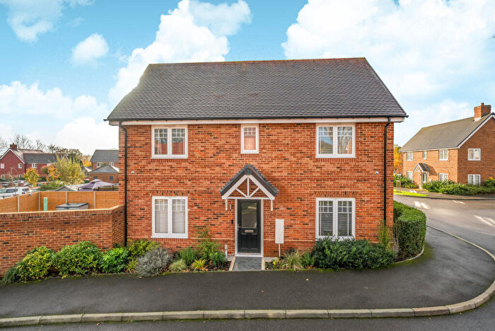 3 Bedroom Semi-Detached House For Sale In Keepsake Close, Farnham, GU9