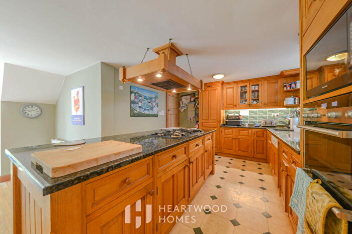 4 Bedroom Detached House For Sale In London Road, St. Albans, AL1