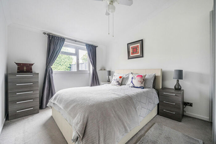2 Bedroom Bungalow For Sale In Hurst Park Road, Twyford, Reading, Berkshire, RG10