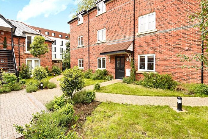 2 Bedroom Maisonette For Sale In Townside Court, Crown Place, Reading, Berkshire, RG1