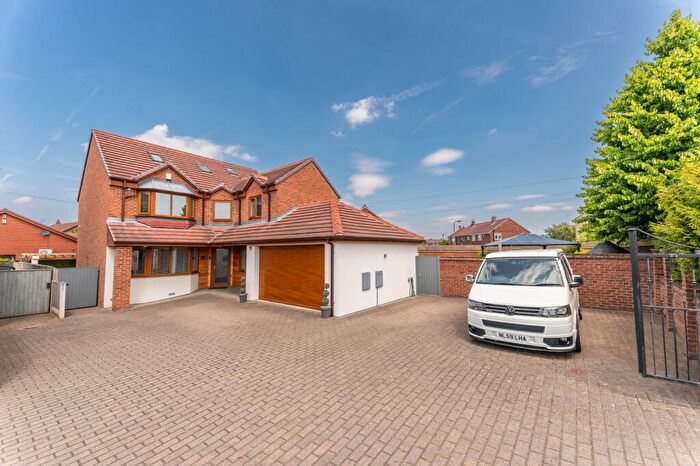 5 Bedroom Detached House For Sale In Lee Lane, Royston, Barnsley, S71