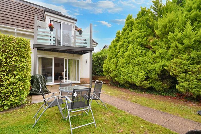 2 Bedroom Flat For Sale In Corfe Mullen, BH21