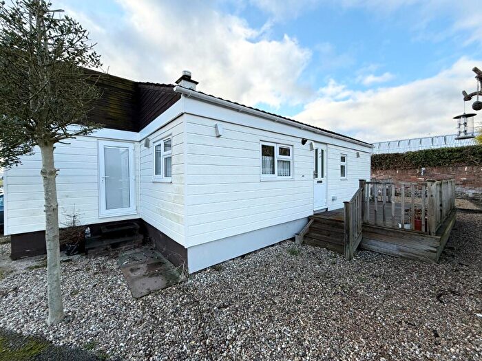 1 Bedroom Park Home For Sale In Poplar Farm Mobile Home Park, Castle Hill Road, Totternhoe, LU6