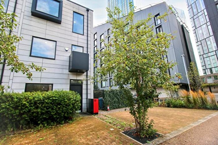 4 Bedroom Semi-Detached House For Sale In Senior Lane Salford, M3