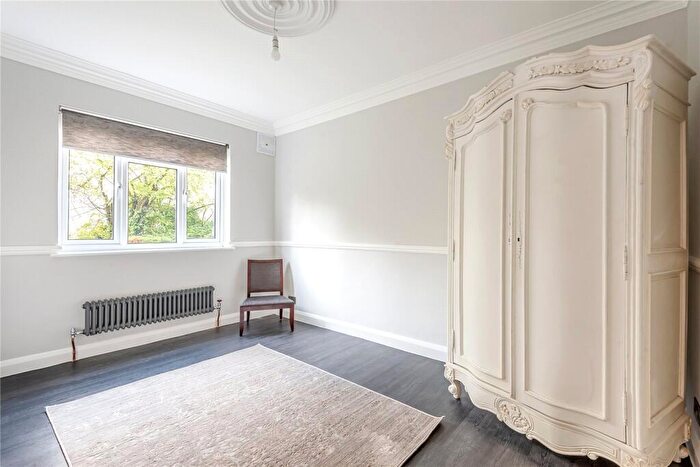 2 Bedroom Flat For Sale In Goldings Hill, Loughton, Essex, IG10