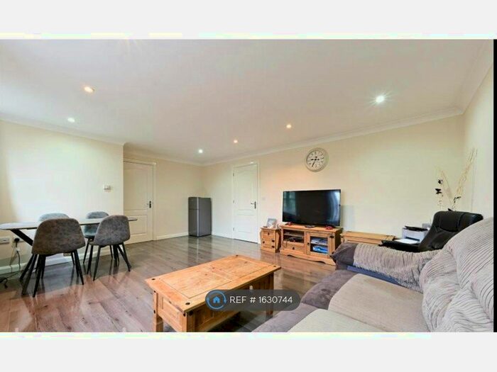 2 Bedroom Flat To Rent In Twickenham Place, Thames Ditton, KT7