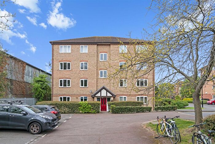 1 Bedroom Flat For Sale In Varsity Drive, Twickenham, TW1
