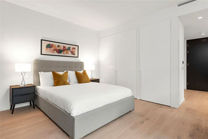 Apartment To Rent In Fenwick House, Bartholomew Close, London, EC1A