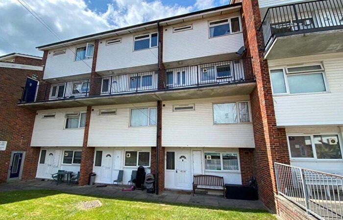 3 Bedroom Flat For Sale In Lumsden Road, Southsea, Hampshire, PO4