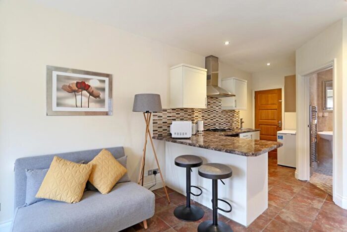 Flat To Rent In Meadowside, Walton-on-Thames, KT12