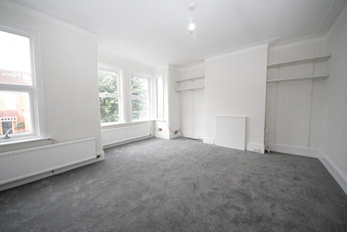 2 Bedroom Flat To Rent In Avondale Road, N13