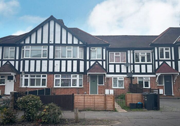 2 Bedroom Flat For Sale In Westview Drive, Woodford Green, Essex, IG8