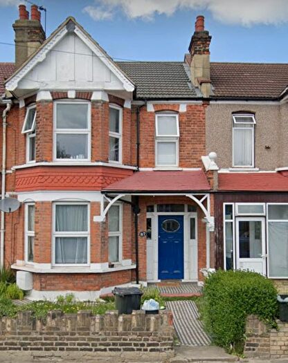 Semi-Detached House To Rent In Breamore Road, Ilford, IG3