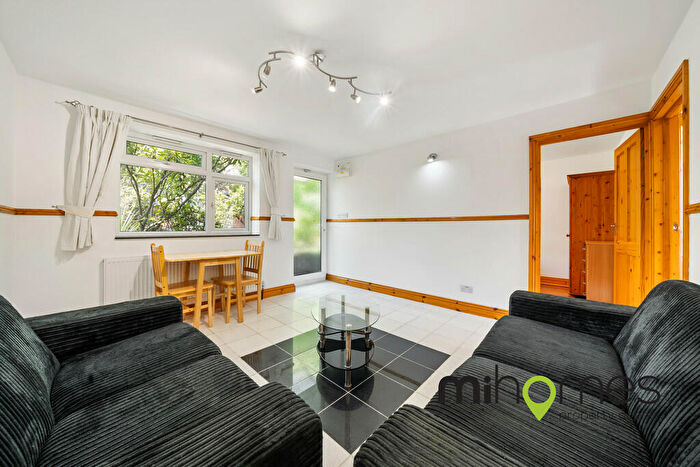 2 Bedroom Detached Bungalow To Rent In Durnsford Road, Bounds Green, N11