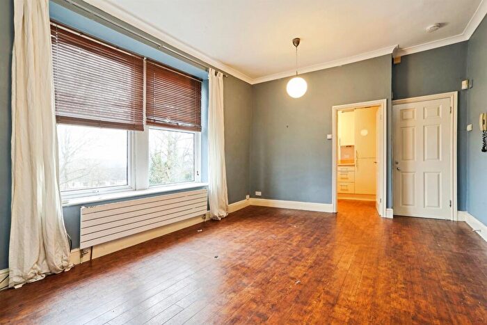 2 Bedroom Apartment For Sale In Newlaithes Road, Horsforth, Leeds, LS18