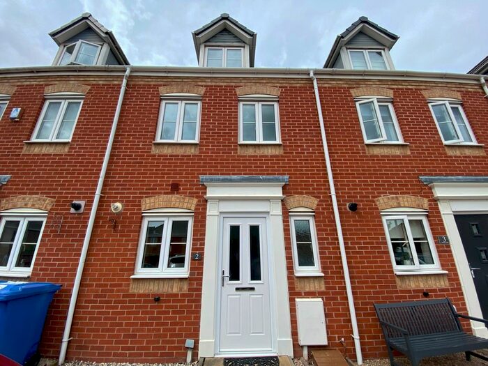 3 Bedroom Town House To Rent In Perry Close, Tamworth, Staffordshire, B79