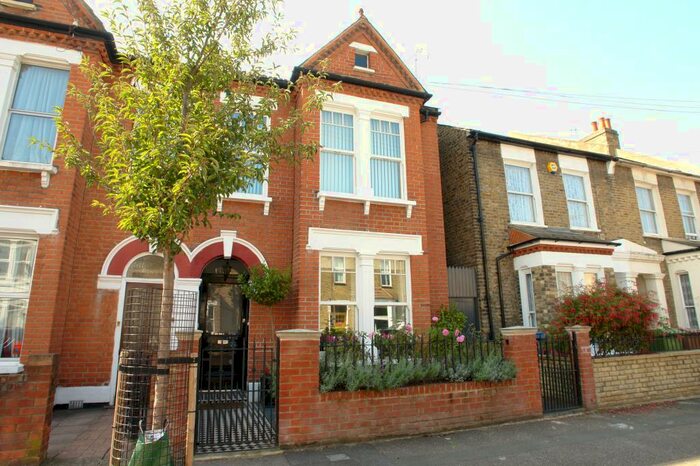 2 Bedroom Apartment To Rent In Crebor Street, East Dulwich, London, SE22