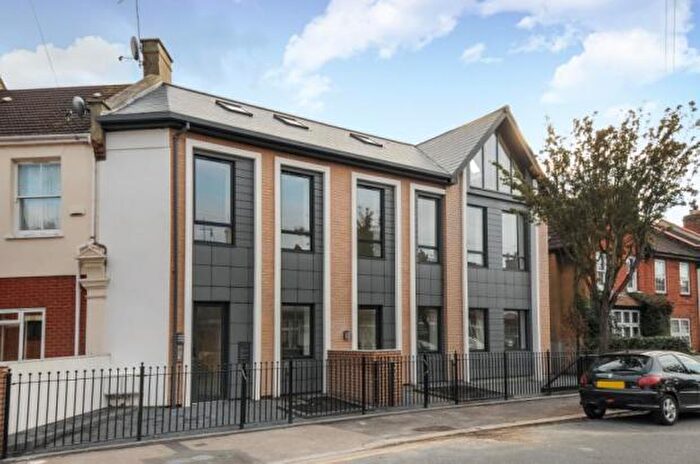 2 Bedroom Flat To Rent In North Chingford, London, E4