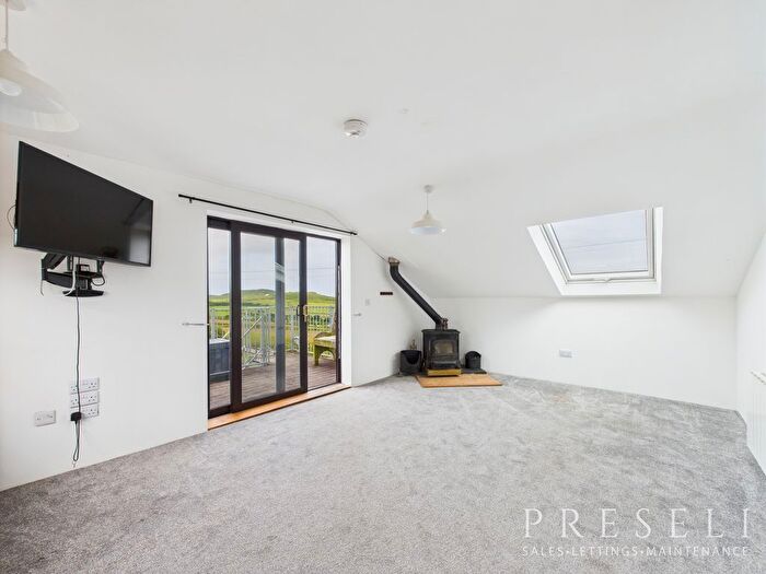 1 Bedroom Flat To Rent In The Scales, Ty'r Henner, Goodwick, SA64