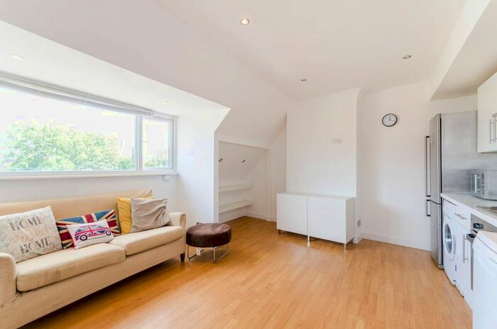 2 Bedroom Flat To Rent In Robin Hood Way, Kingston, London, SW15