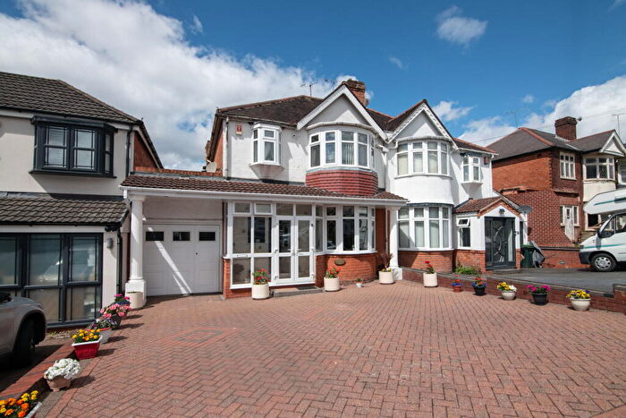 3 Bedroom Semi Detached House For Sale In Hawthorn Croft, Oldbury, B68