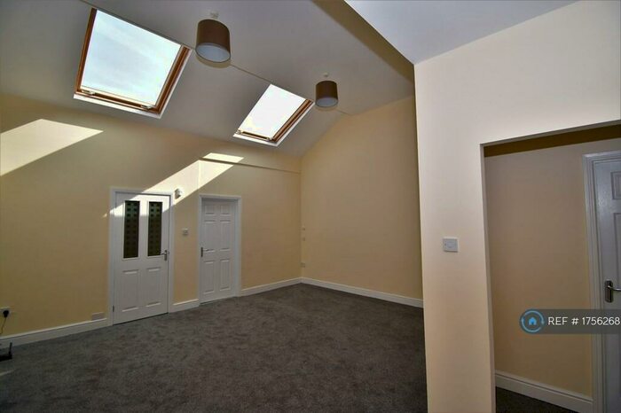 2 Bedroom Flat To Rent In Northenden Road, Sale, M33