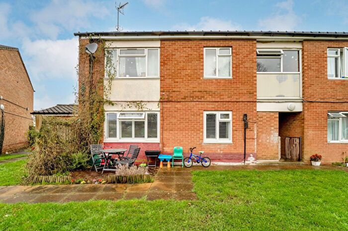 2 Bedroom Maisonette For Sale In Eden Grove Road, Byfleet, KT14