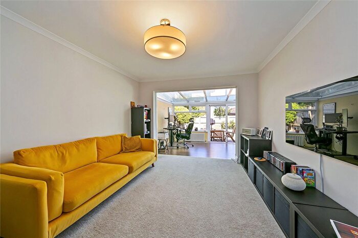 2 Bedroom Bungalow For Sale In Hollybank Close, Middlesex, TW12