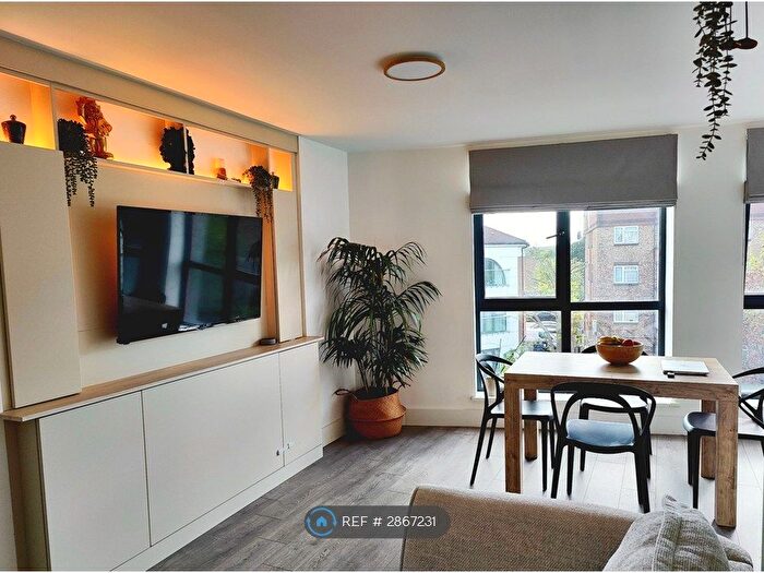 2 Bedroom Flat To Rent In Masons Hill, Bromley, BR2