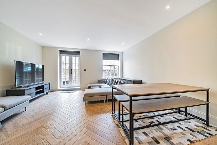 2 Bedroom Flat To Rent In Royal Drive, London, N11