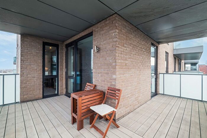 2 Bedroom Flat For Sale In New Village Avenue, London, E14