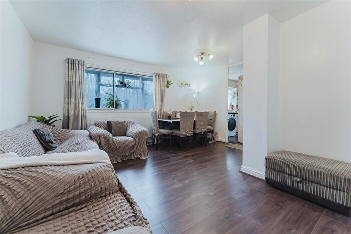 2 Bedroom Maisonette For Sale In Tivoli Road, Hounslow, TW4