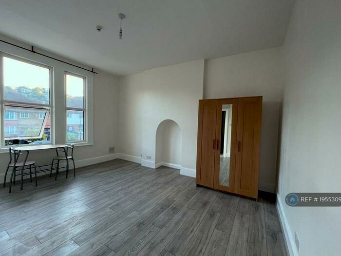 Studio To Rent In Auckland Road, London, SE19