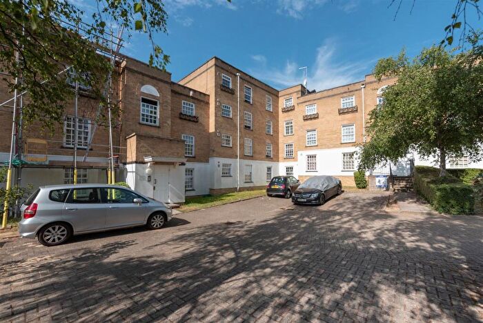 1 Bedroom Flat For Sale In Leigh Hunt Drive, London, N14