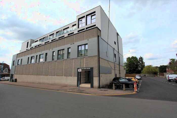 2 Bedroom Apartment To Rent In Darkes Lane, Potters Bar, EN6