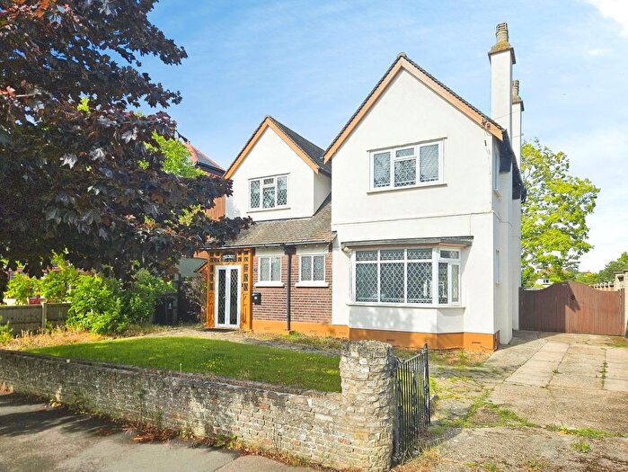 4 Bedroom Detached House To Rent In Southcliff Park, Clacton-On-Sea, Essex, CO15