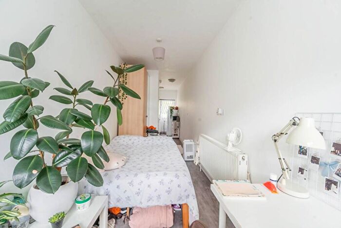 Studio To Rent In Rugby Close, Harrow, HA1