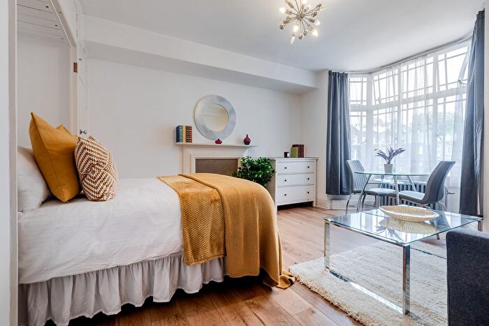 Studio To Rent In Queensway, London, W2