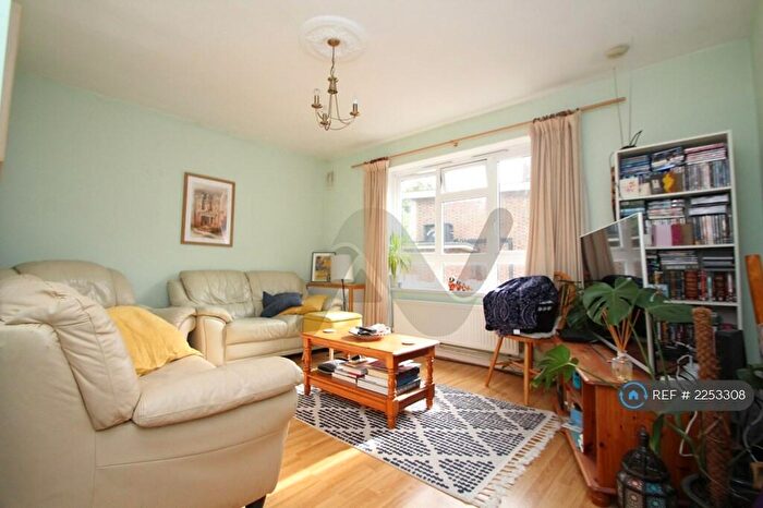 3 Bedroom Flat To Rent In Shelley Court, London, N4