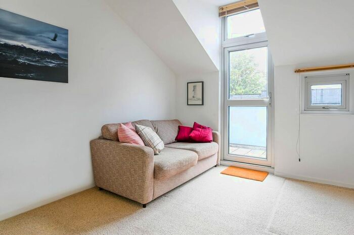 1 Bedroom Maisonette To Rent In Myatts Field South, Brixton, London, SW9