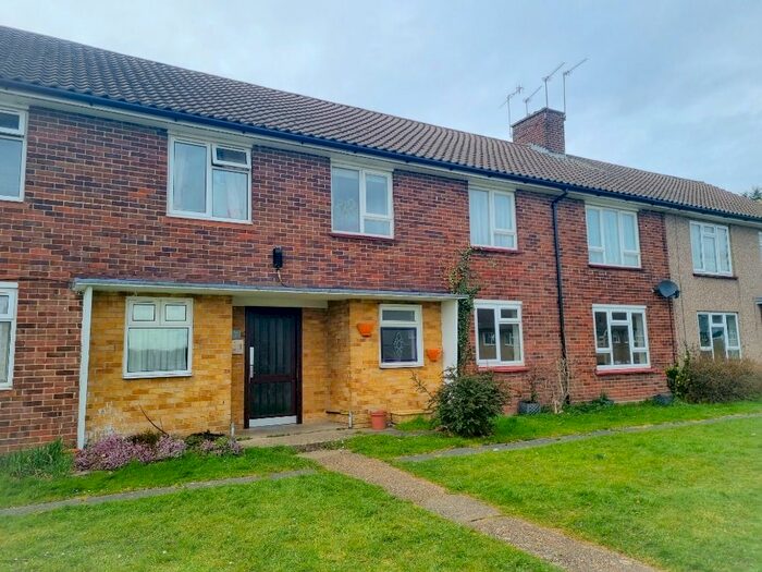 2 Bedroom Flat To Rent In Millbrook Road, Bushey, WD23